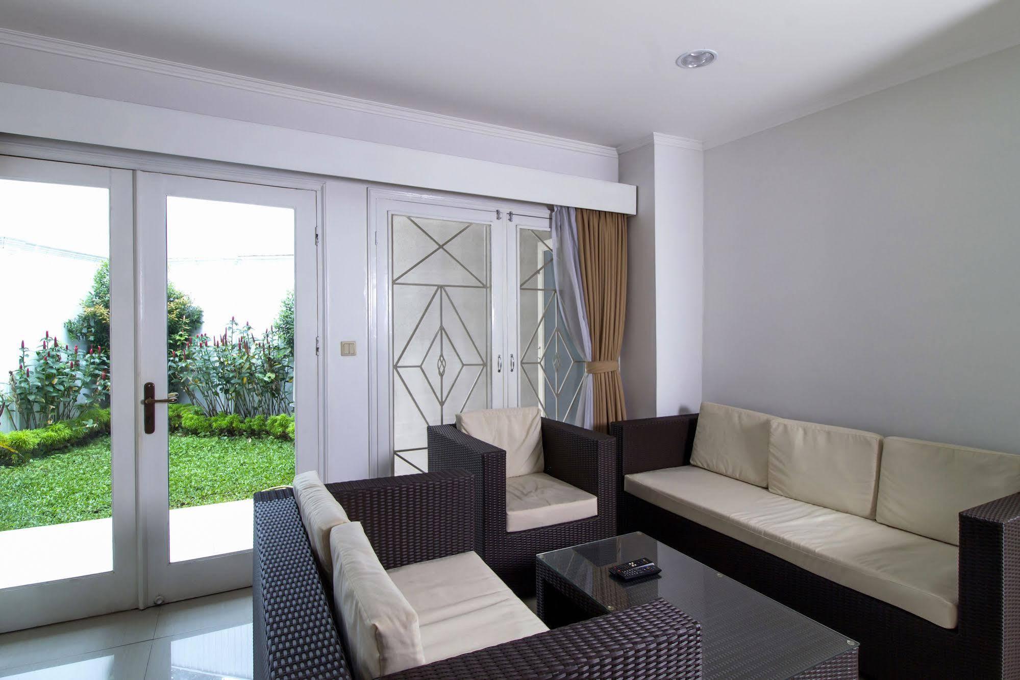 Reddoorz Plus @ Tendean Jakarta Buitenkant foto