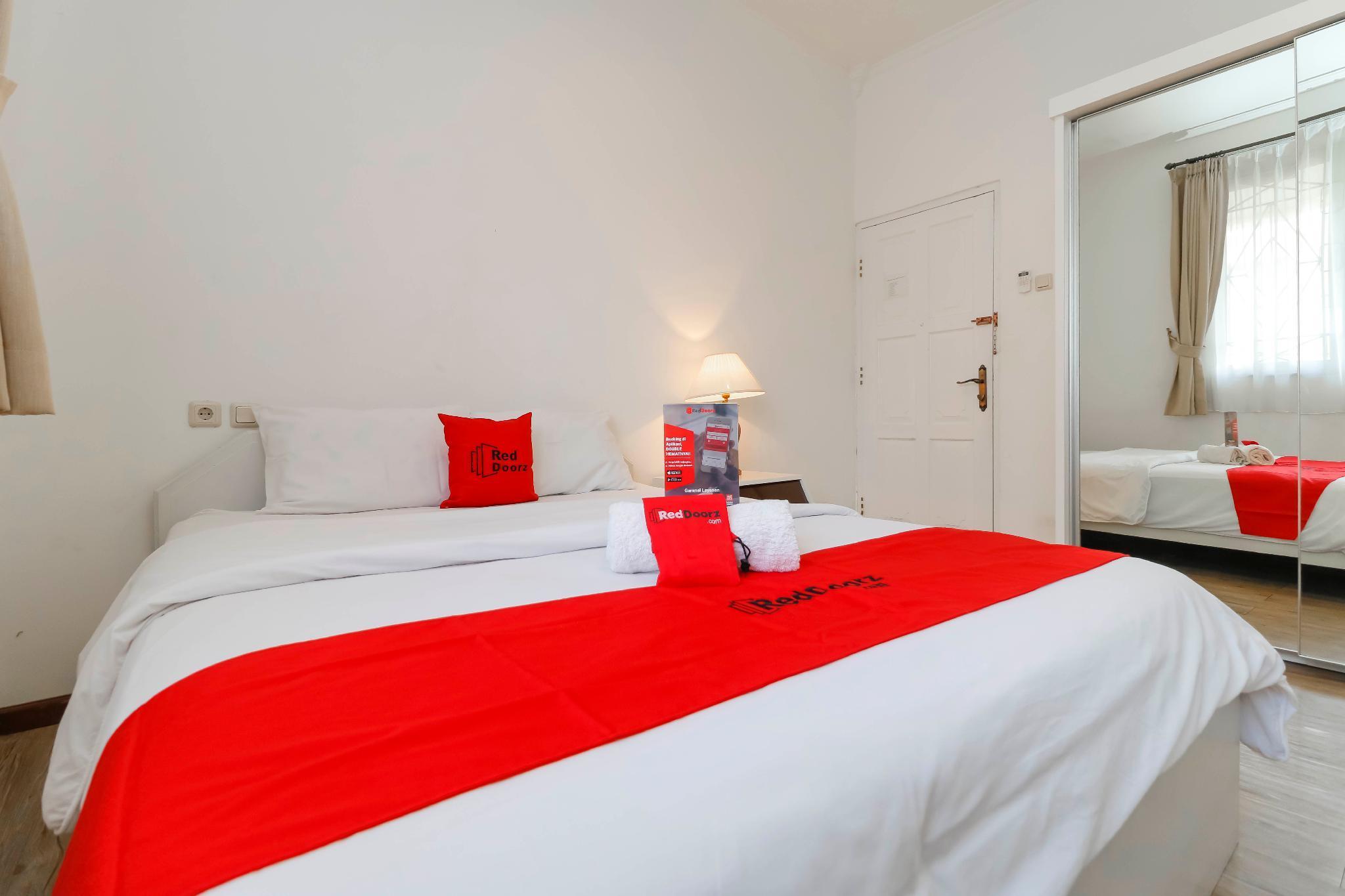 Reddoorz Plus @ Tendean Jakarta Buitenkant foto