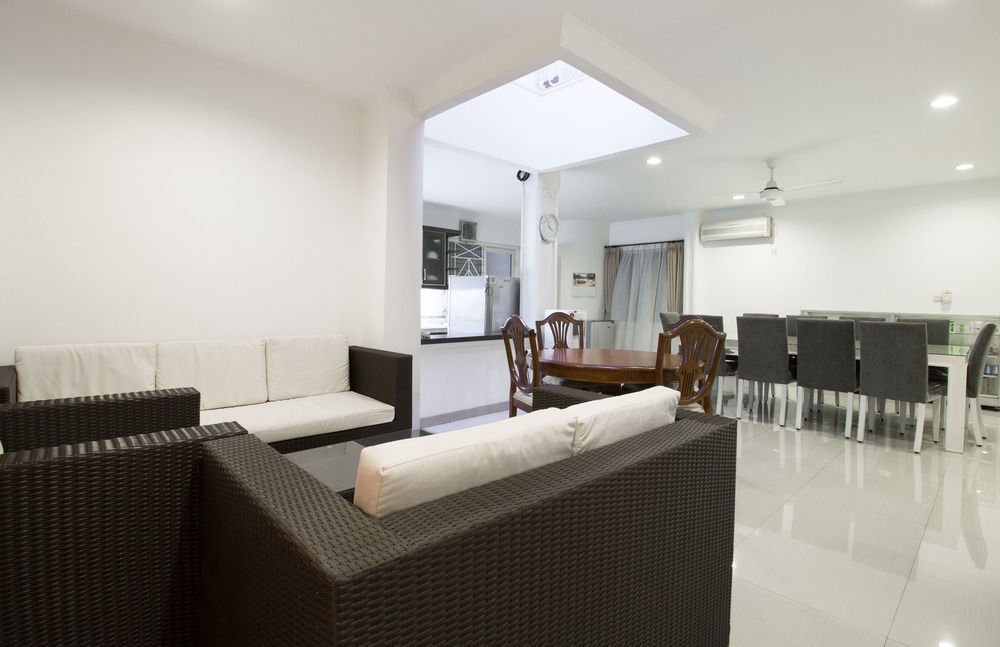 Reddoorz Plus @ Tendean Jakarta Buitenkant foto