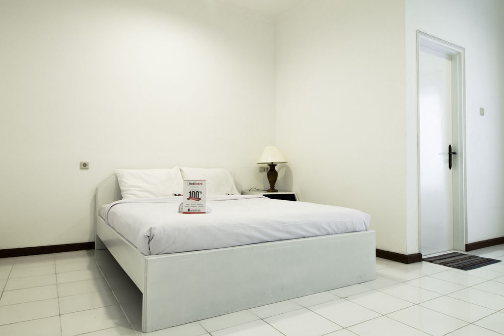 Reddoorz Plus @ Tendean Jakarta Buitenkant foto