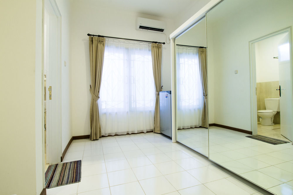 Reddoorz Plus @ Tendean Jakarta Buitenkant foto