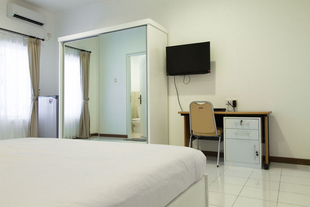 Reddoorz Plus @ Tendean Jakarta Buitenkant foto