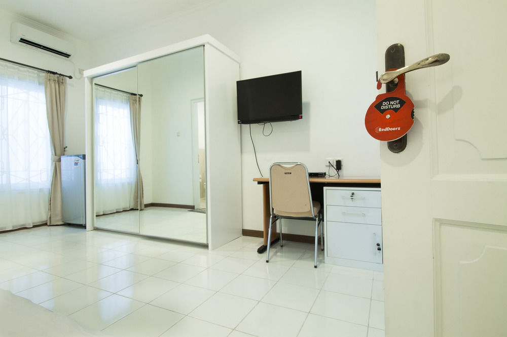 Reddoorz Plus @ Tendean Jakarta Buitenkant foto