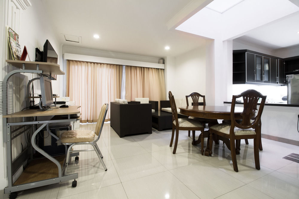 Reddoorz Plus @ Tendean Jakarta Buitenkant foto