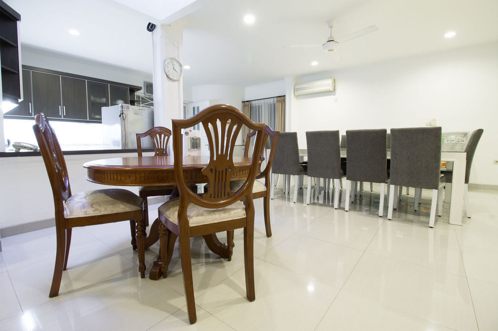 Reddoorz Plus @ Tendean Jakarta Buitenkant foto