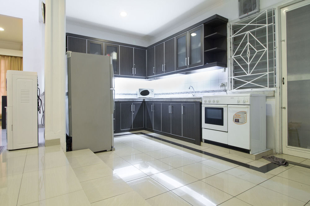 Reddoorz Plus @ Tendean Jakarta Buitenkant foto