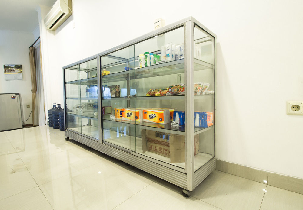 Reddoorz Plus @ Tendean Jakarta Buitenkant foto