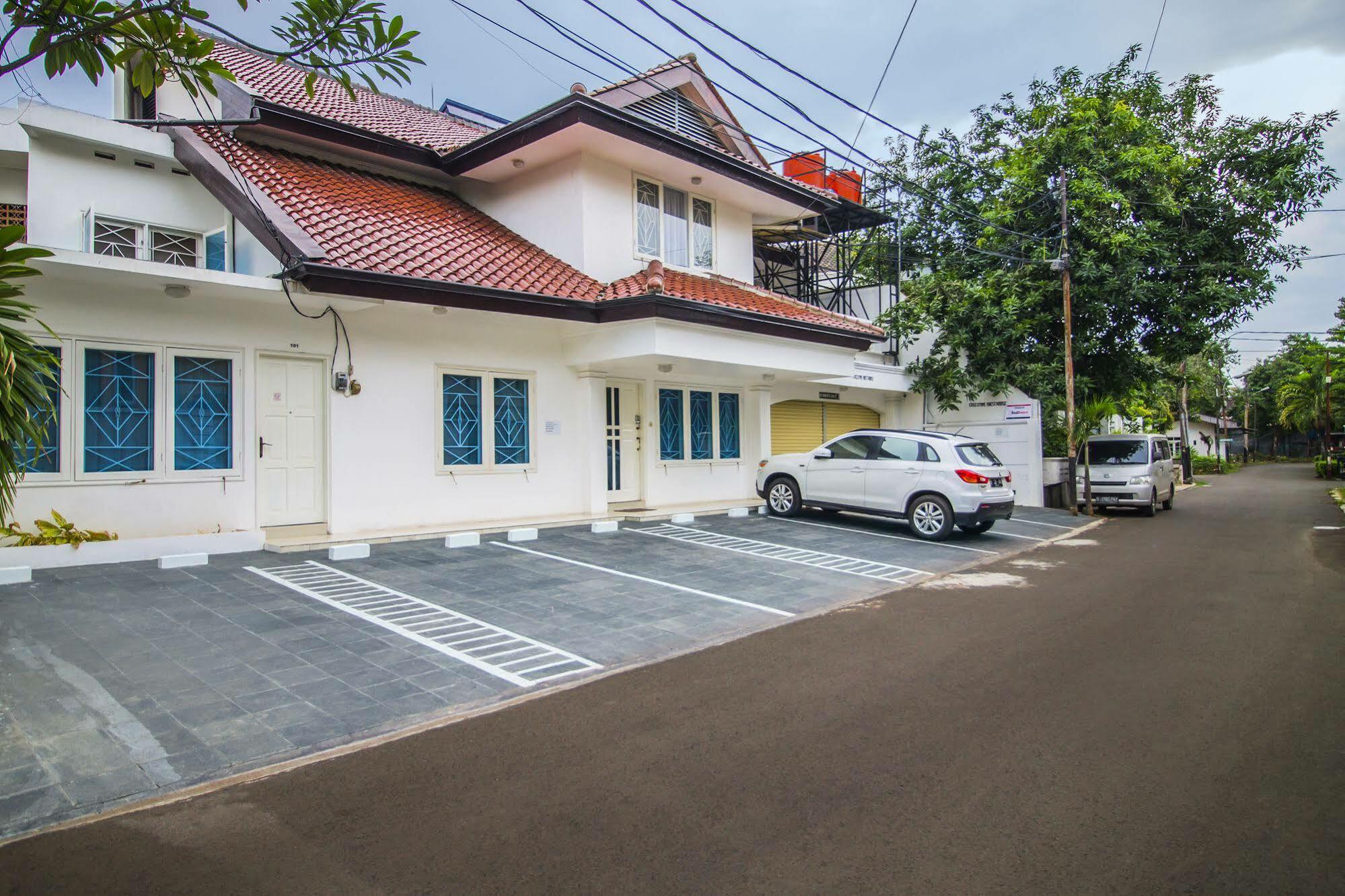 Reddoorz Plus @ Tendean Jakarta Buitenkant foto