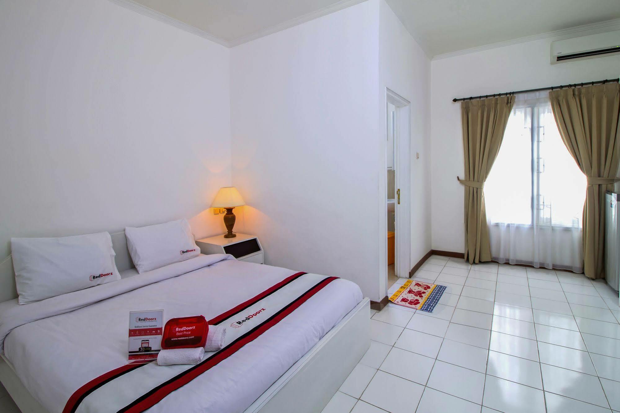 Reddoorz Plus @ Tendean Jakarta Buitenkant foto