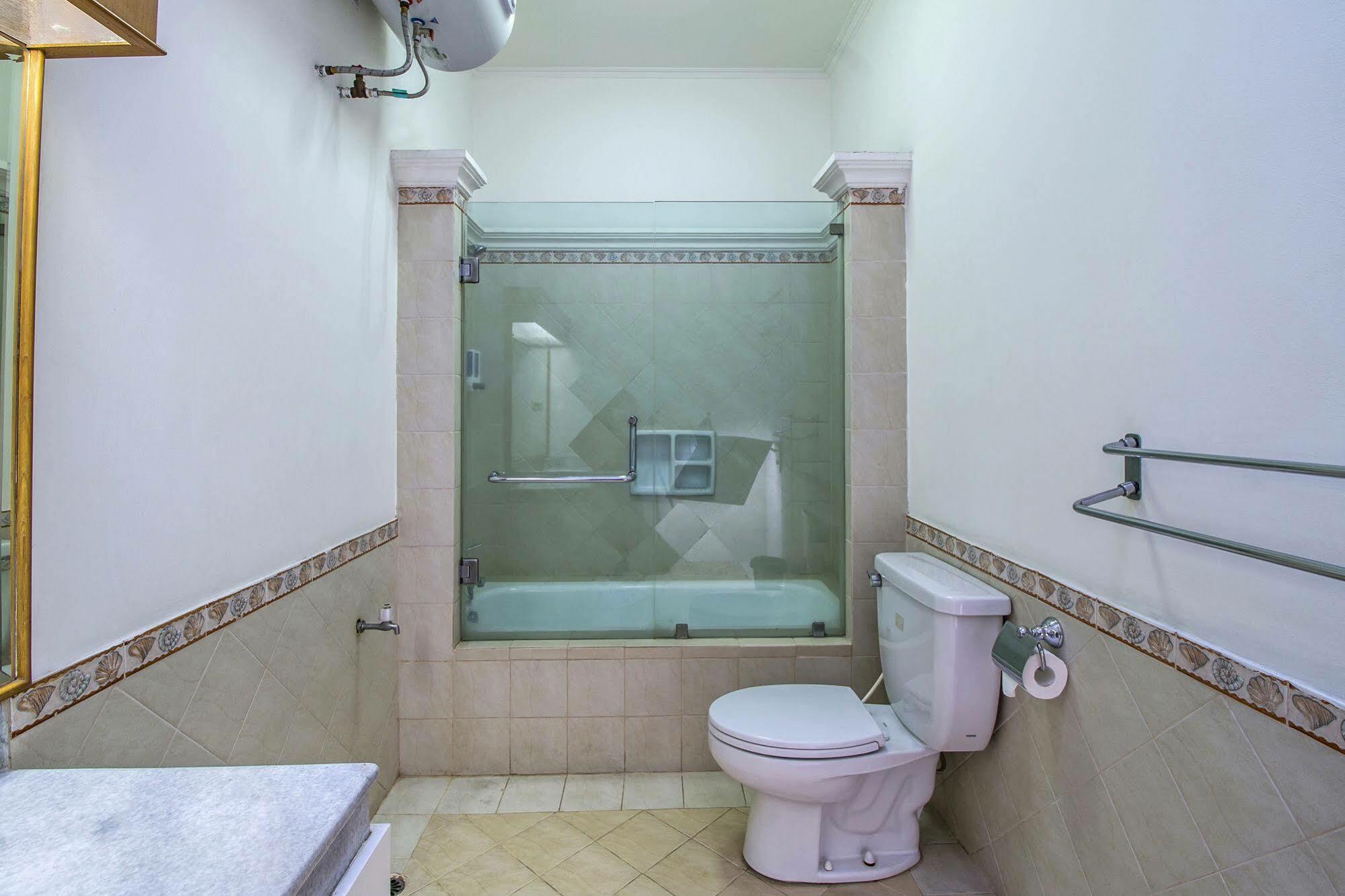 Reddoorz Plus @ Tendean Jakarta Buitenkant foto