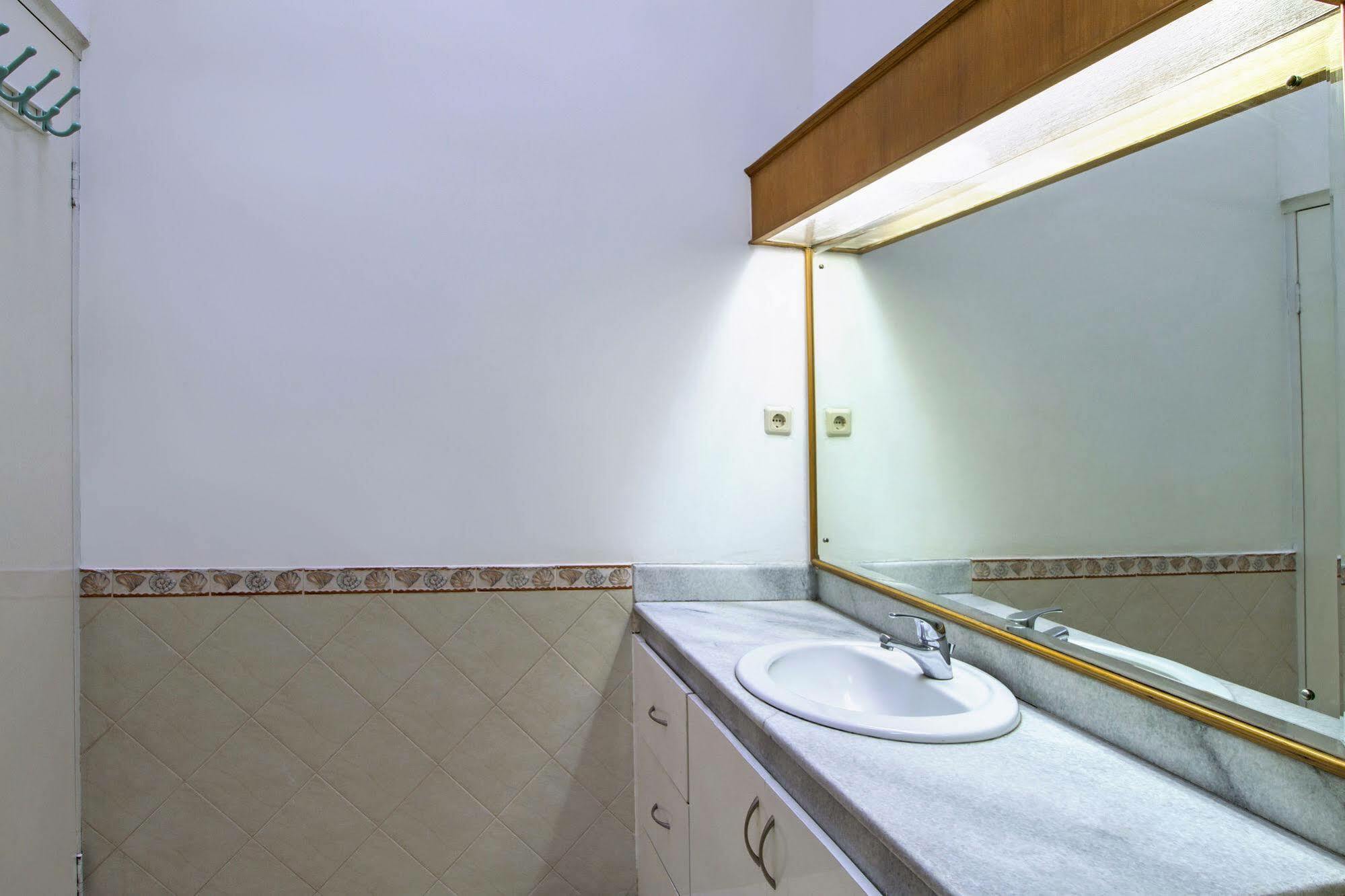 Reddoorz Plus @ Tendean Jakarta Buitenkant foto