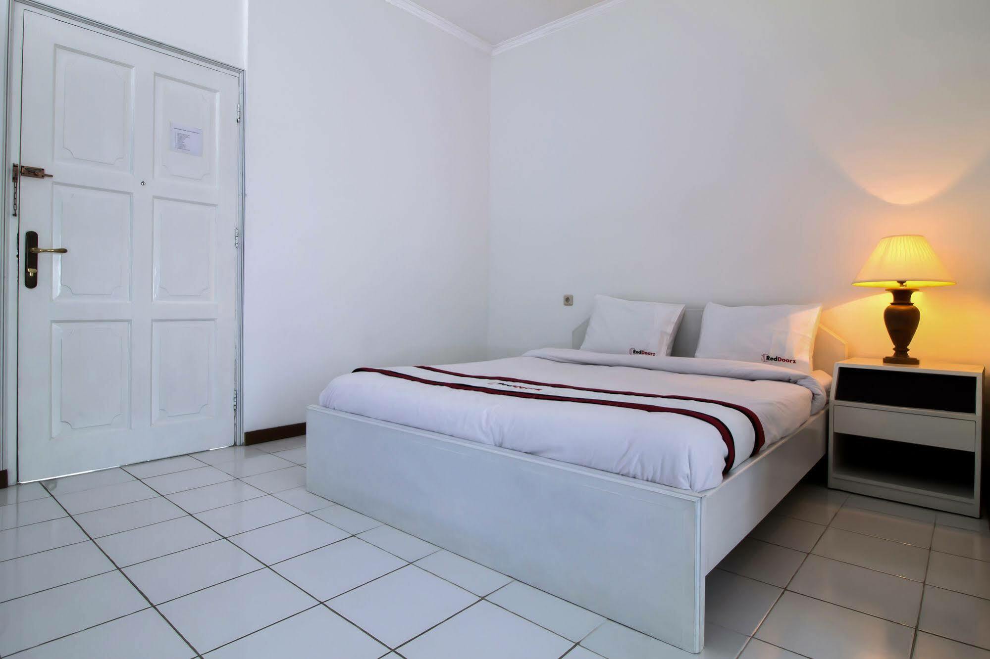 Reddoorz Plus @ Tendean Jakarta Buitenkant foto
