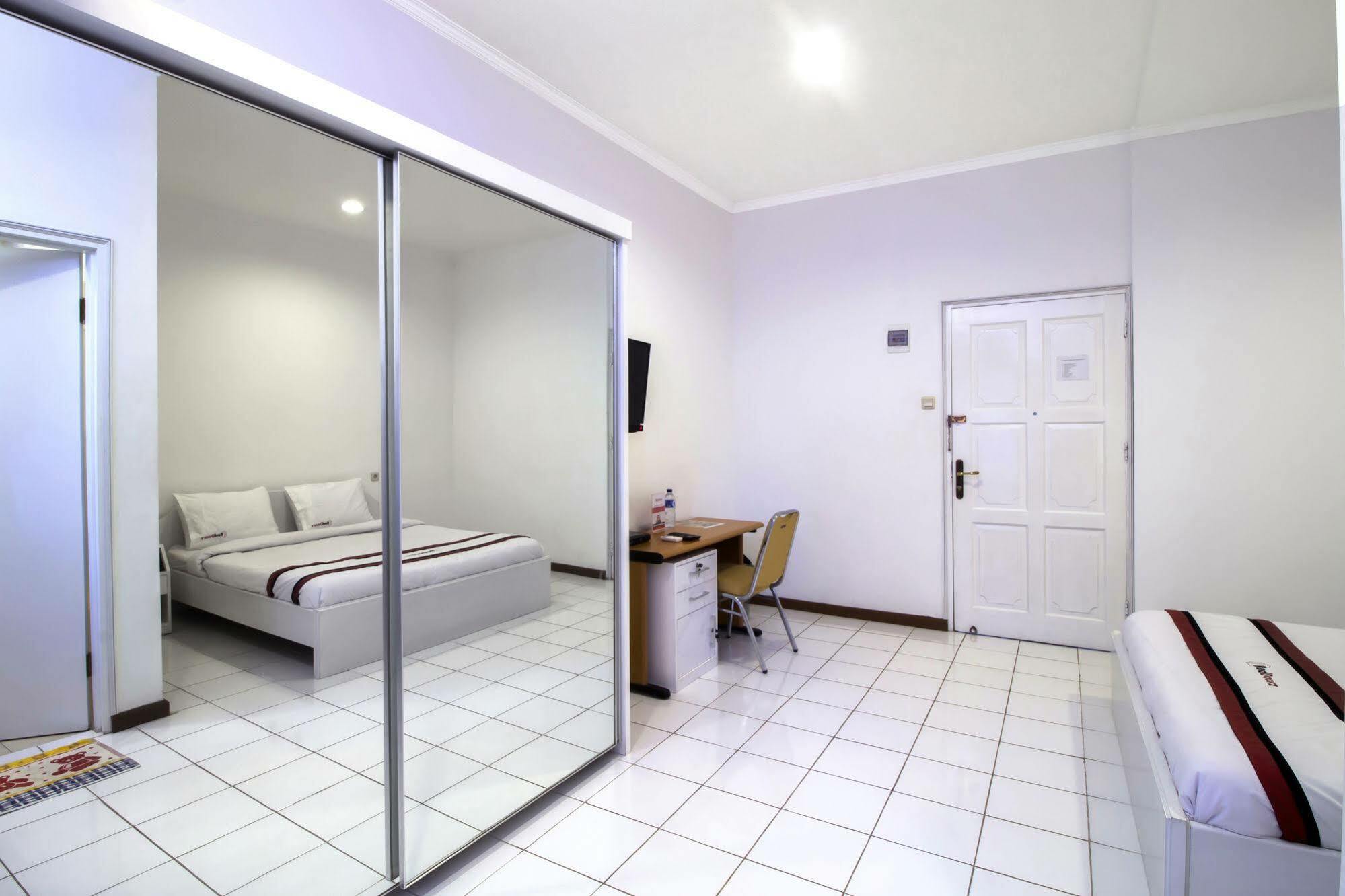Reddoorz Plus @ Tendean Jakarta Buitenkant foto