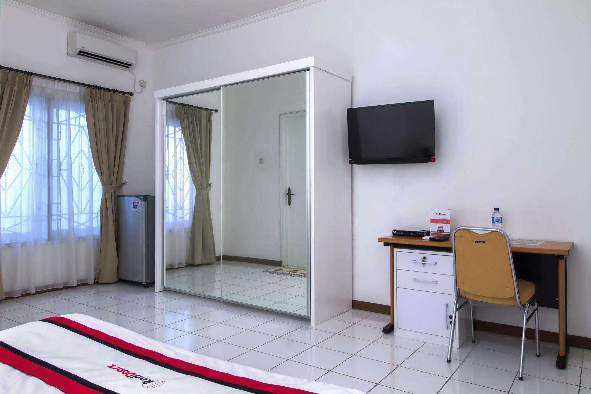 Reddoorz Plus @ Tendean Jakarta Buitenkant foto