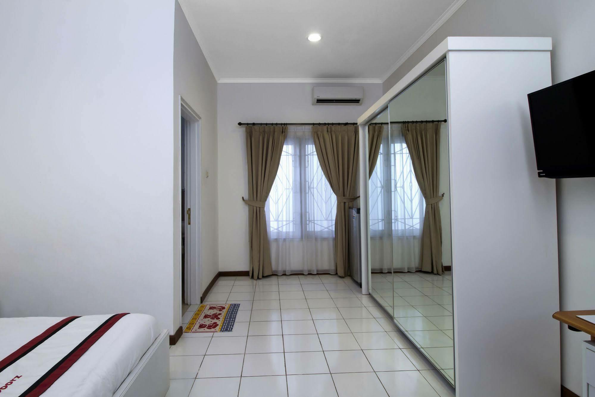 Reddoorz Plus @ Tendean Jakarta Buitenkant foto