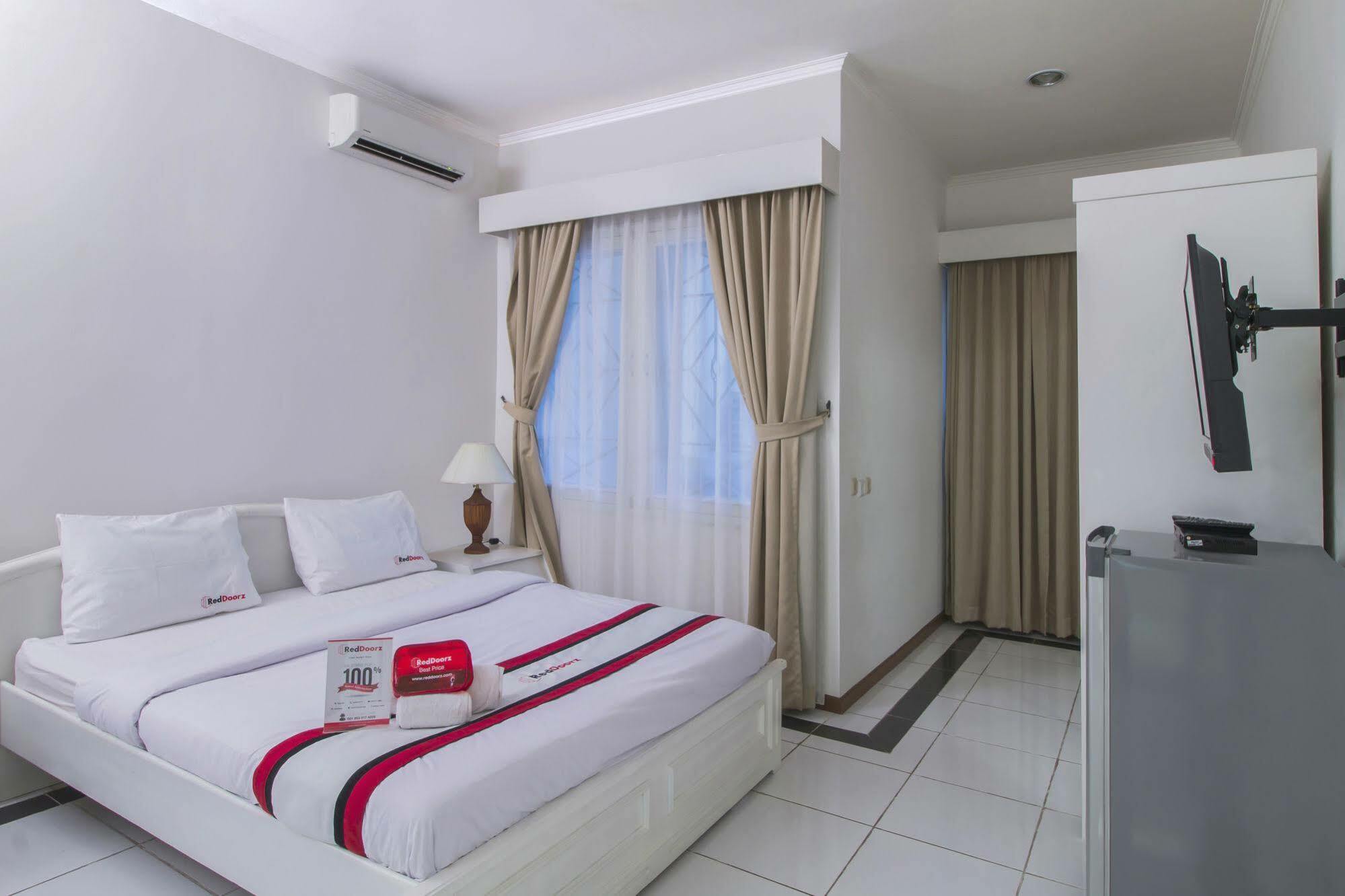 Reddoorz Plus @ Tendean Jakarta Buitenkant foto
