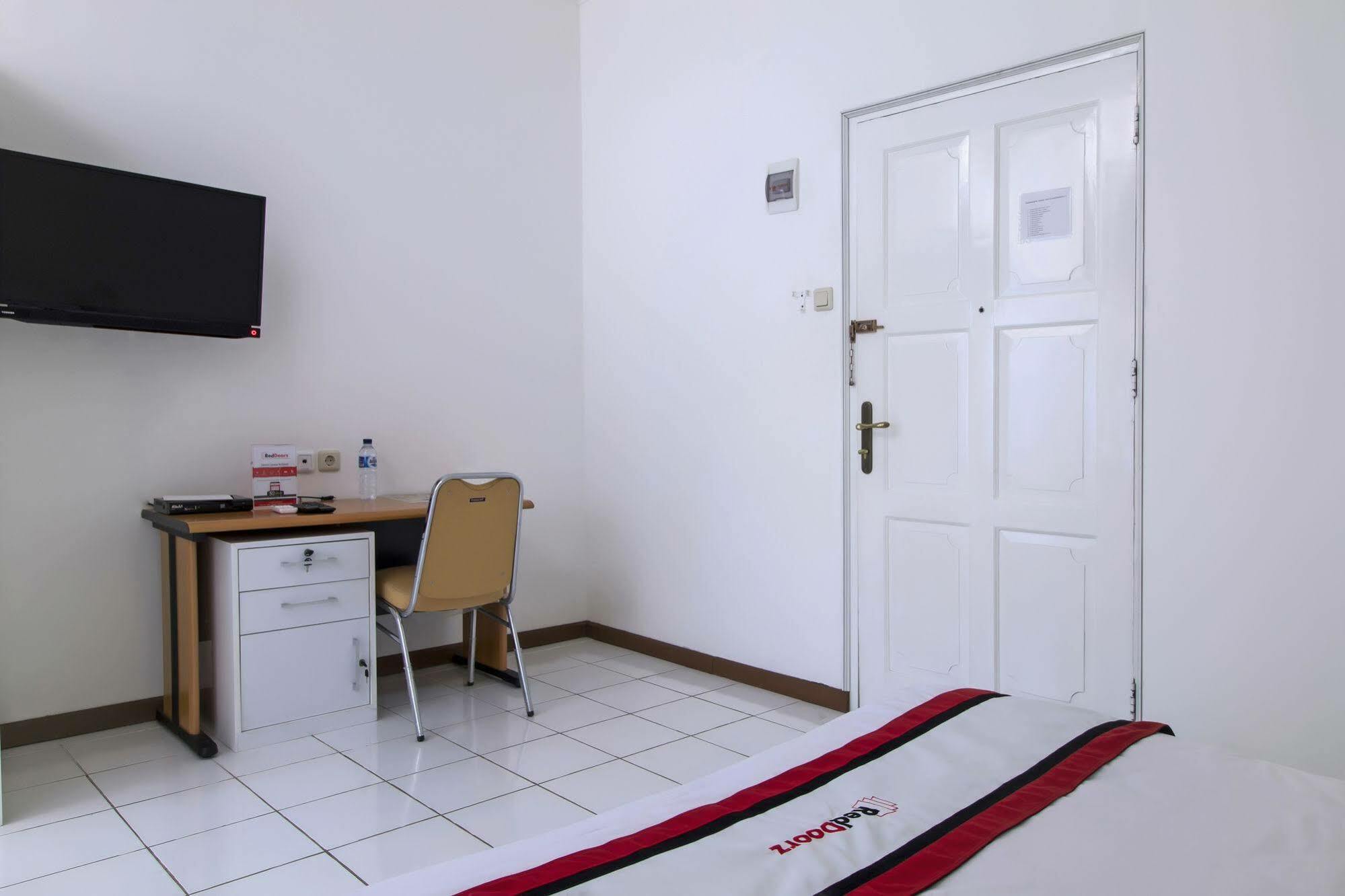 Reddoorz Plus @ Tendean Jakarta Buitenkant foto