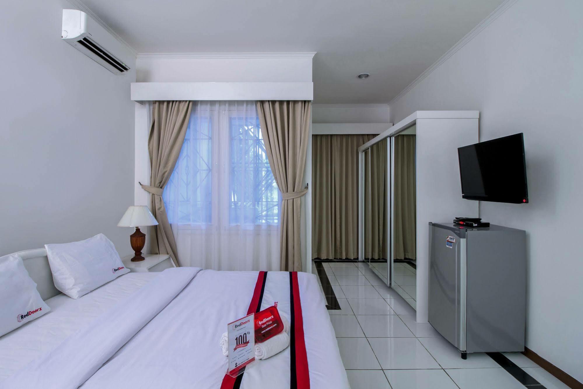 Reddoorz Plus @ Tendean Jakarta Buitenkant foto