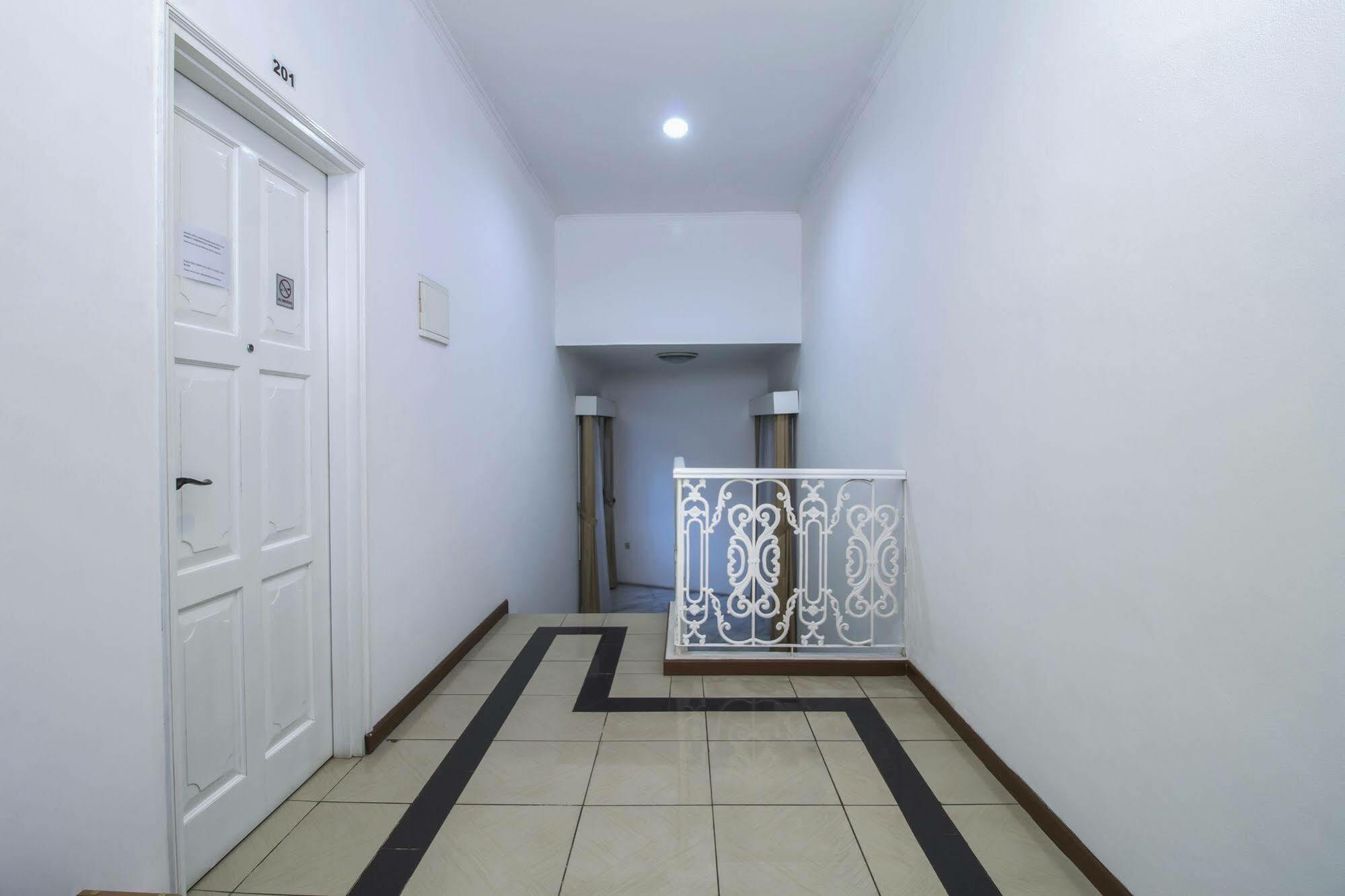 Reddoorz Plus @ Tendean Jakarta Buitenkant foto